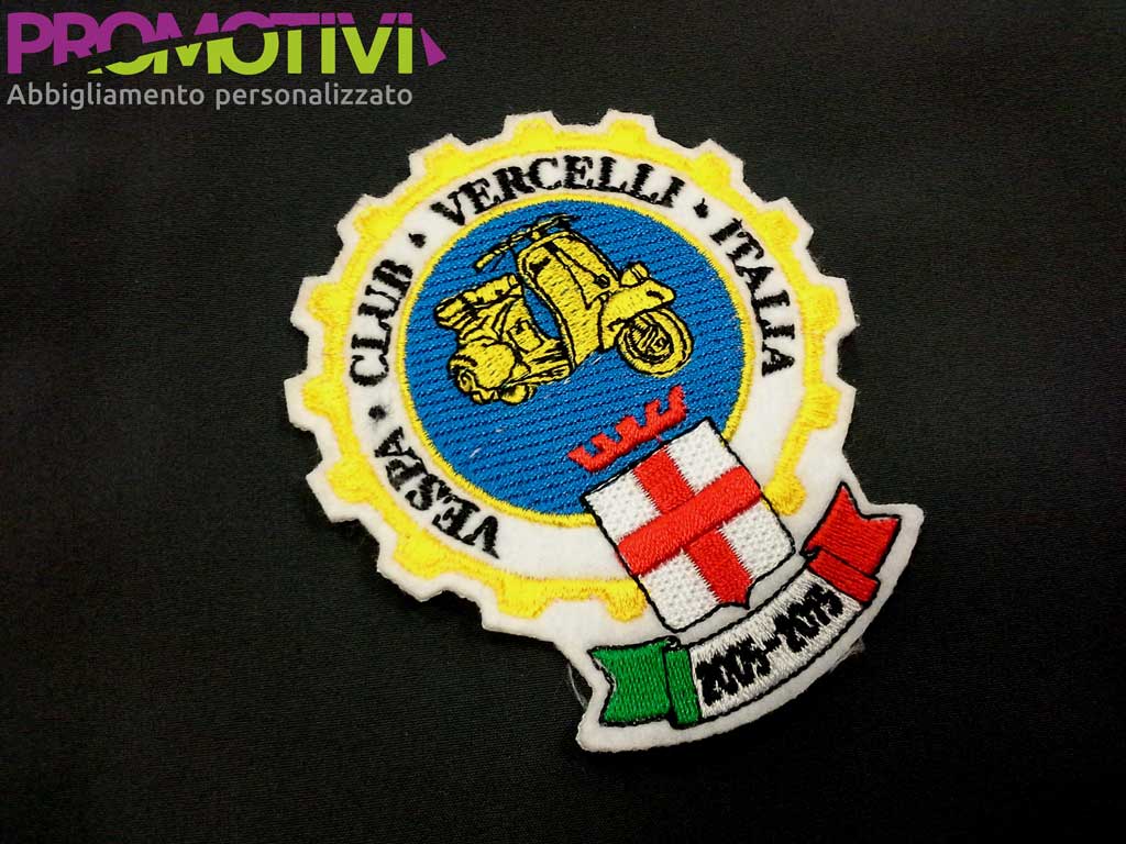 Coppia Toppe Ricamate Con Ferro Da Stiro – Motivo Ape, Vespa E Giglio – 6,5x11,4 Cm